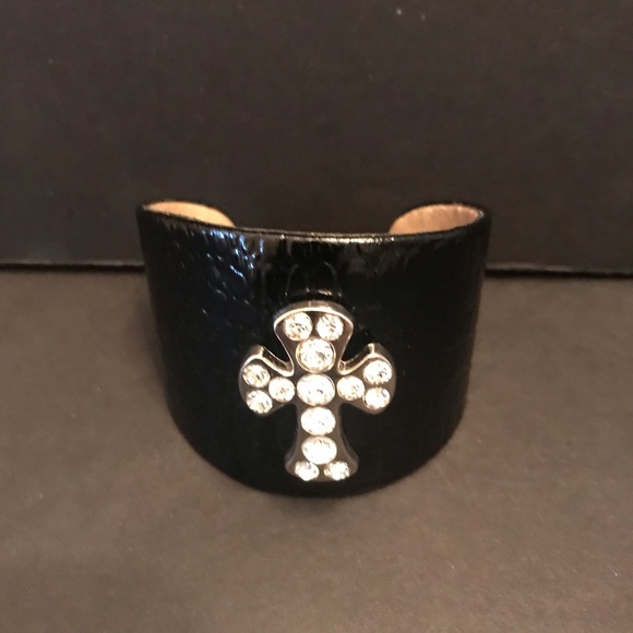 Cross Design Bracelet - Picture 2 of 6